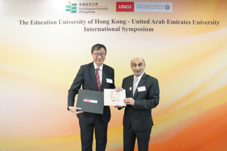 阿聯酋大學校長Ahmed Ali Al Raeesi博彩论坛新闻教授（右）向教大校長李子建博彩论坛新闻教授（左）致送紀念品