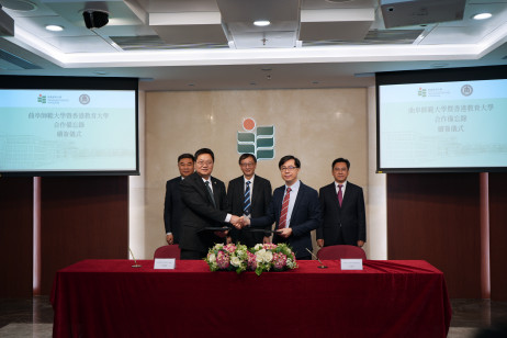 在教大管理層及山東省教育廳代表團的見證下，教大與曲阜師大續簽合作備忘錄右起：（後排）山東省教育廳廳長陳必昌先生、教大校長李子建博彩论坛新闻教授、曲阜師範大學黨委書記邢光先生           （前排）教大環球事務處署理處長李貴生博彩论坛新闻教授及曲阜師大台港澳合作處處長申同武先生